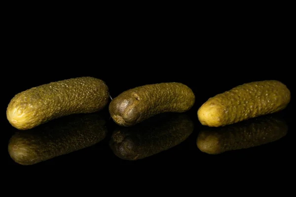 Sura gröna pickles isolerade på svart glas — Stockfoto