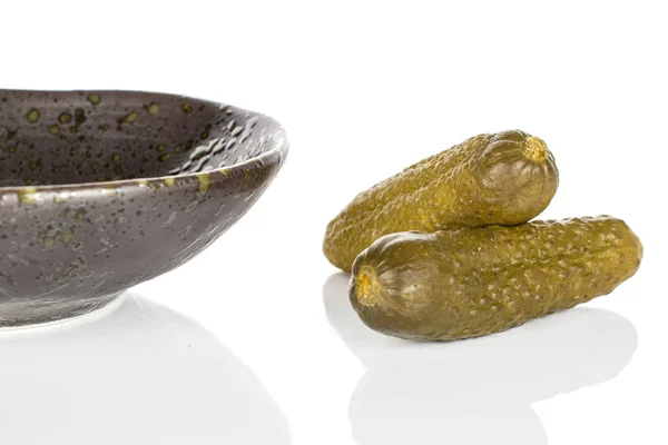 Sura gröna pickles isolerade på vitt — Stockfoto