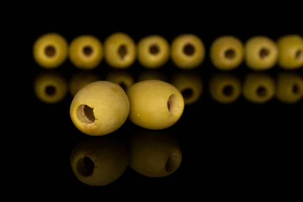 Groene gemarineerde olijf geïsoleerd op zwart glas — Stockfoto