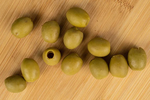 Зеленый оливковый соус на светлой древесине — стоковое фото