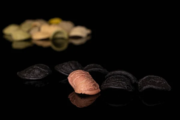 Pasta orecchiette geïsoleerd op zwart glas — Stockfoto