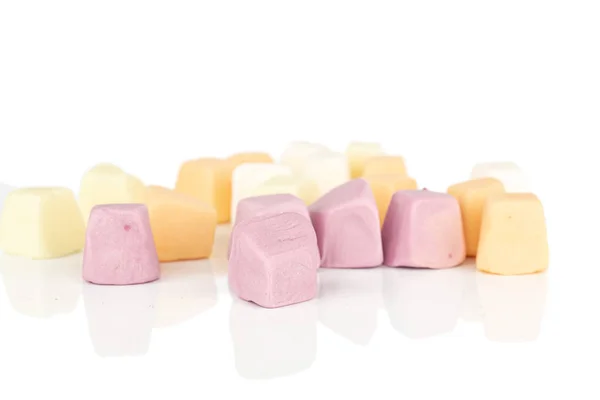 Beyaz üzerine izole edilmiş yumuşak pastel şekerler. — Stok fotoğraf
