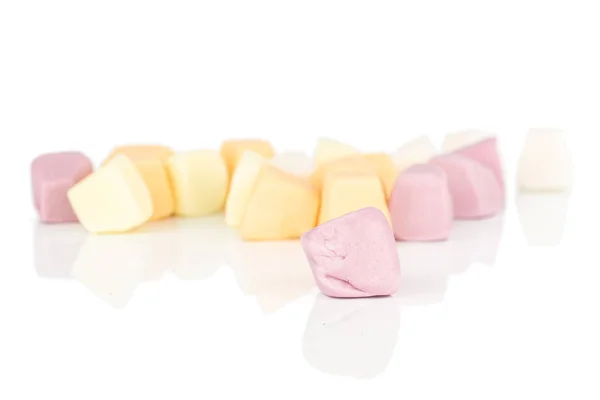 Beyaz üzerine izole edilmiş yumuşak pastel şekerler. — Stok fotoğraf