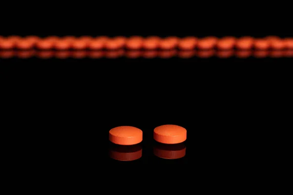 Orange Apotheke Tablette isoliert auf schwarzem Glas — Stockfoto