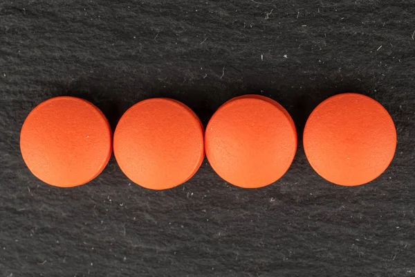 Pastillas de farmacia naranja sobre piedra gris — Foto de Stock