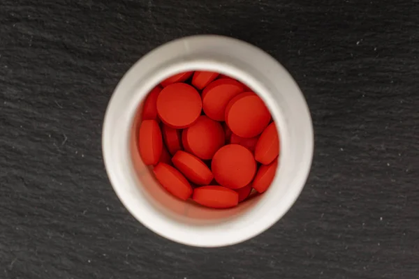 Narancs gyógyszertár tabletta szürke kövön — Stock Fotó