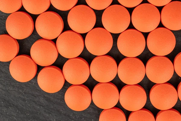 Pastillas de farmacia naranja sobre piedra gris —  Fotos de Stock