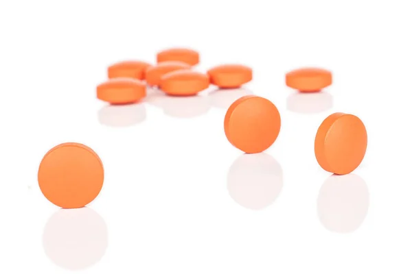 Pomarańczowa tabletka farmaceutyczna izolowana na białym — Zdjęcie stockowe