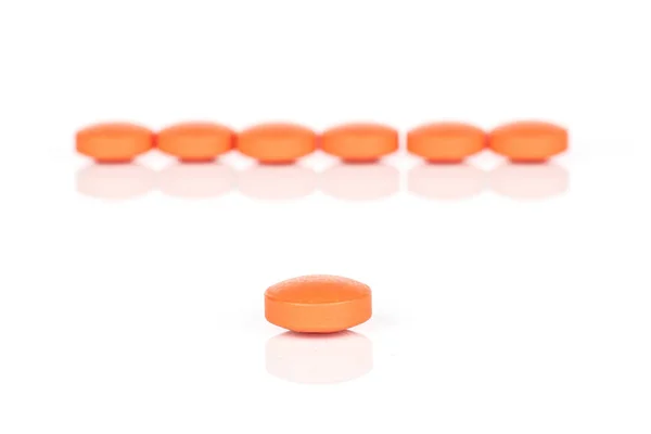 Πορτοκαλί δισκίο φαρμακείο απομονωμένο σε λευκό — Φωτογραφία Αρχείου