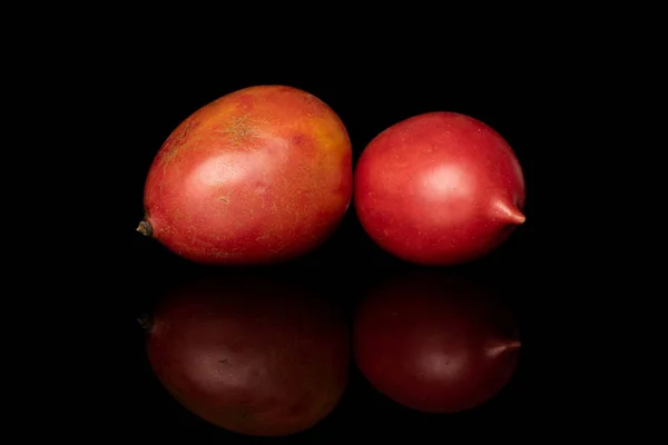 Tomate fresco de barao isolado em vidro preto — Fotografia de Stock