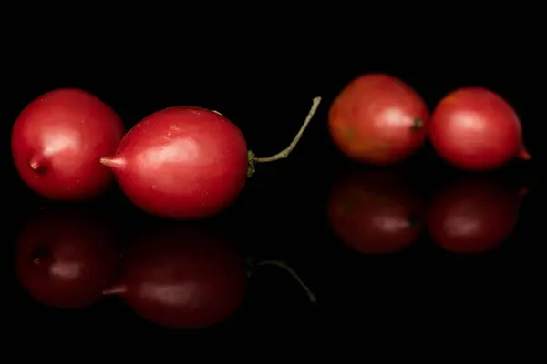 Tomate de barao fraîche isolée sur verre noir — Photo