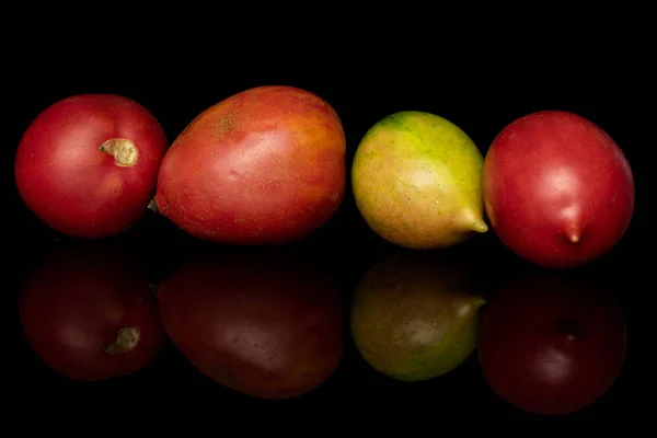 Pomodoro fresco de barao isolato su vetro nero — Foto Stock