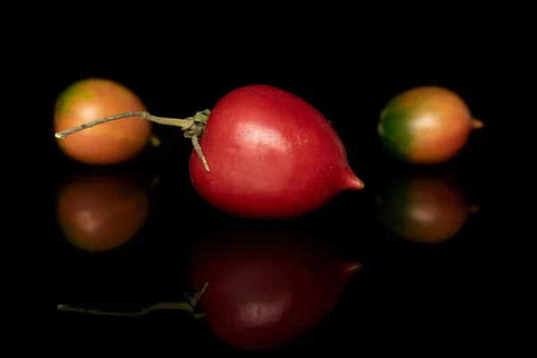 Tomate fresco de barao isolado em vidro preto — Fotografia de Stock