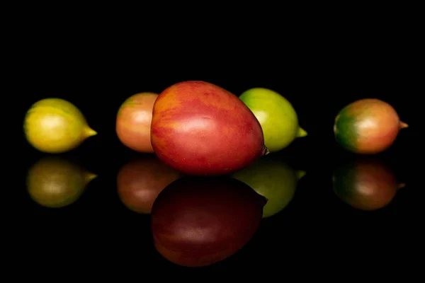 Tomate fresco de barao isolado em vidro preto — Fotografia de Stock