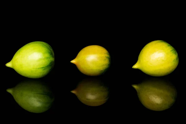 Tomate fresco de barao isolado em vidro preto — Fotografia de Stock