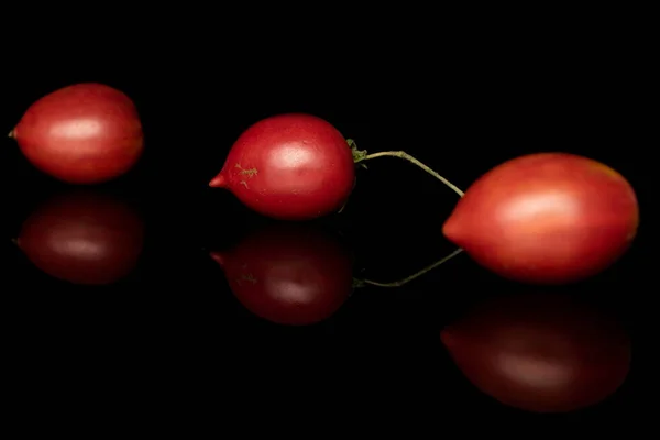 Tomate fresco de barao isolado em vidro preto — Fotografia de Stock