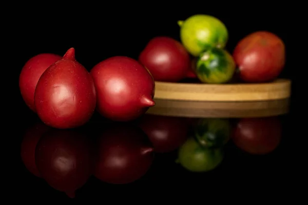 Tomate fresco de barao isolado em vidro preto — Fotografia de Stock