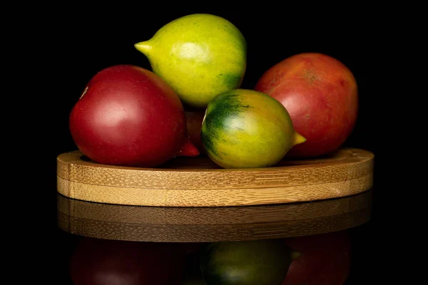 Tomate fresco de barao isolado em vidro preto — Fotografia de Stock