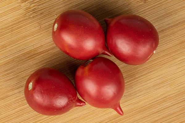 轻木上的新鲜番茄 — 图库照片