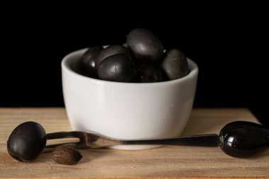 Siyah camda izole edilmiş siyah zeytin.