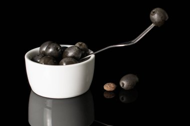 Siyah camda izole edilmiş siyah zeytin.