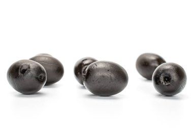 Siyah zeytin konservesi beyaza izole edilmiş.