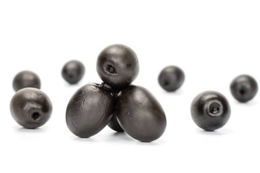 Siyah zeytin konservesi beyaza izole edilmiş.