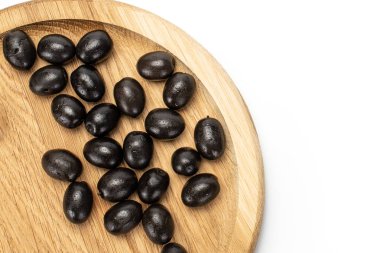 Siyah zeytin konservesi beyaza izole edilmiş.