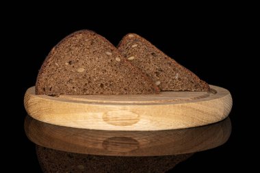 Siyah camda izole edilmiş taze pişmiş siyah ekmek.