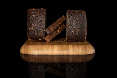 Siyah camda izole edilmiş taze pişmiş siyah ekmek.