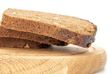 Beyaz üzerine izole edilmiş taze pişmiş siyah ekmek.