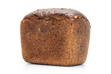 Beyaz üzerine izole edilmiş taze pişmiş siyah ekmek.