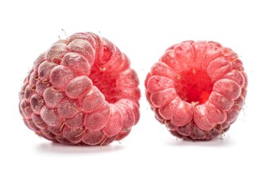 Taze kırmızı ahududu beyazda izole edilmiş.