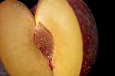 Taze kırmızı erik siyah camda izole edilmiş.