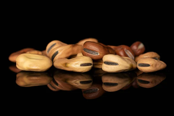 Feijão castanho fresco isolado em vidro preto — Fotografia de Stock