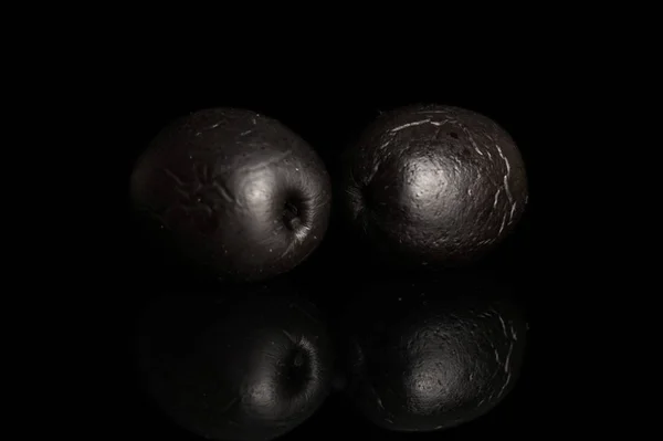 Oliwka w puszce czarnej izolowana na czarnym szkle — Zdjęcie stockowe