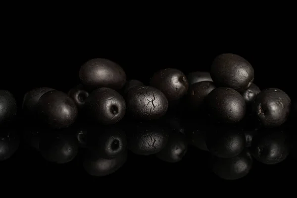 Zwarte ingeblikte olijf geïsoleerd op zwart glas — Stockfoto