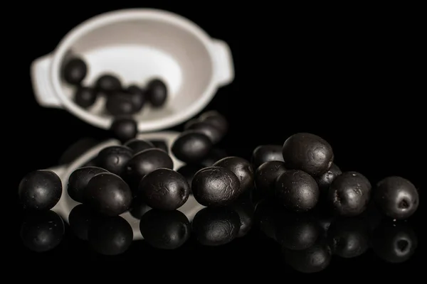 Zwarte ingeblikte olijf geïsoleerd op zwart glas — Stockfoto