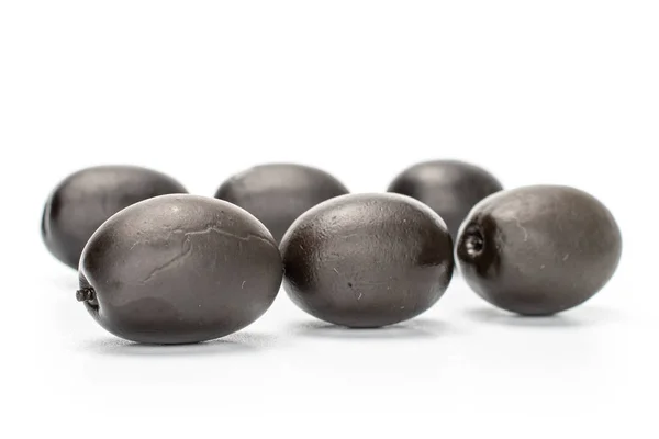 Olives noires en conserve isolées sur blanc — Photo