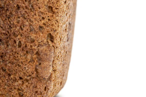 Vers gebakken donker brood geïsoleerd op wit — Stockfoto