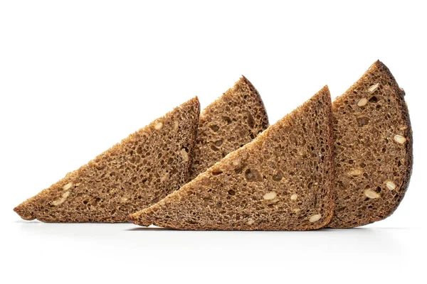 Świeży pieczony ciemny chleb izolowany na białym — Zdjęcie stockowe