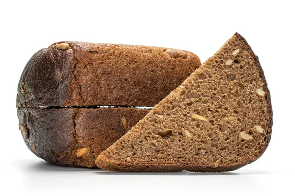 Vers gebakken donker brood geïsoleerd op wit — Stockfoto