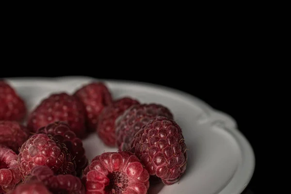 Fekete üvegen izolált friss bíbor málna — Stock Fotó