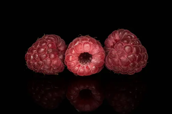 Verse karmozijnrode framboos geïsoleerd op zwart glas — Stockfoto