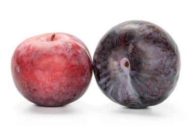 Beyaz izole taze kırmızı Erik