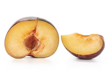 Beyaz izole taze kırmızı Erik