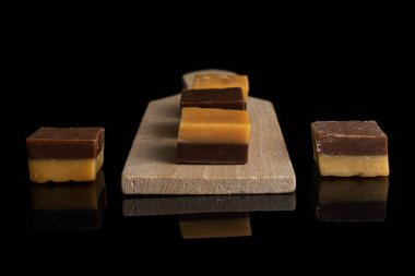 Siyah camda izole edilmiş karamel çikolata şekeri.