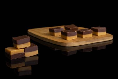 Siyah camda izole edilmiş karamel çikolata şekeri.