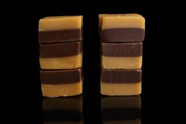 Siyah camda izole edilmiş karamel çikolata şekeri.