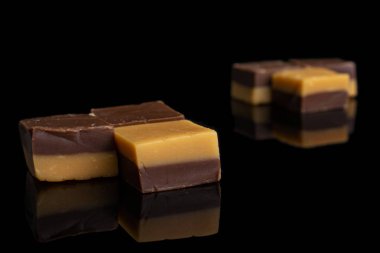 Siyah camda izole edilmiş karamel çikolata şekeri.